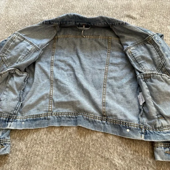 Free People Distressed Denim Jacket‎ Women’s Small Light Wash Button Front - Picture 5 of 8